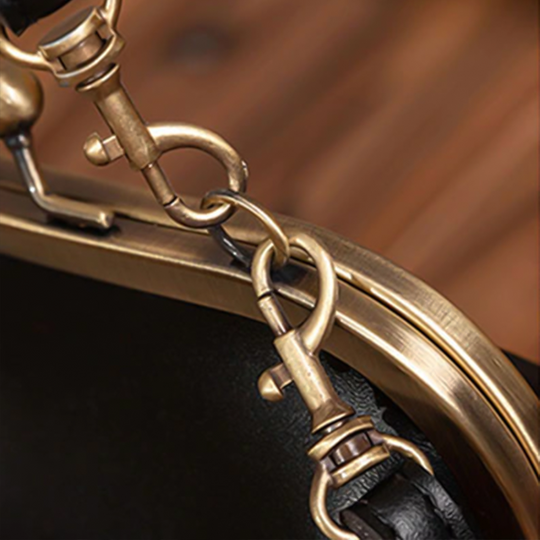 Vintage Kiss-Lock Läderväska - Astrid's Retro Chic Nödvändighet