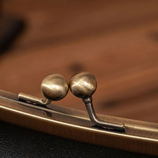 Vintage Kiss-Lock Läderväska - Astrid's Retro Chic Nödvändighet